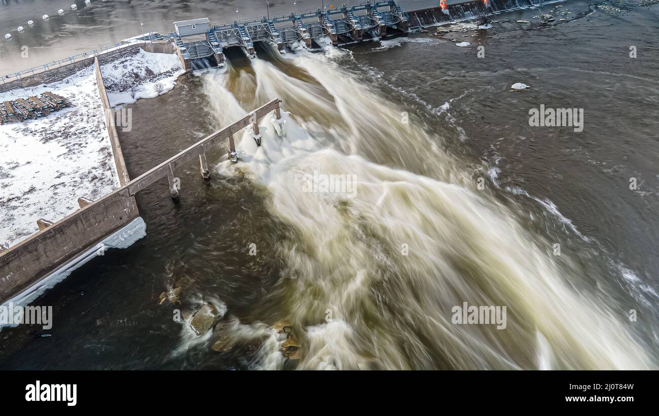 Im Winter rauscht Wasser am Staudamm, wenn sich der Frühling mit erweiterten Belichtungseinstellungen nähert Stockfoto