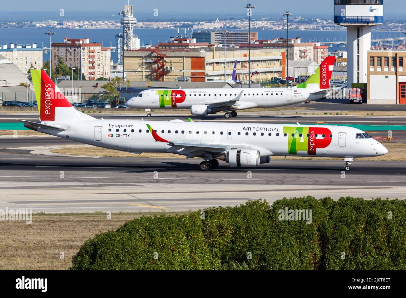 TAP Portugal Express Embraer 195 Aircraft Lissabon Airport in Portugal Stockfoto