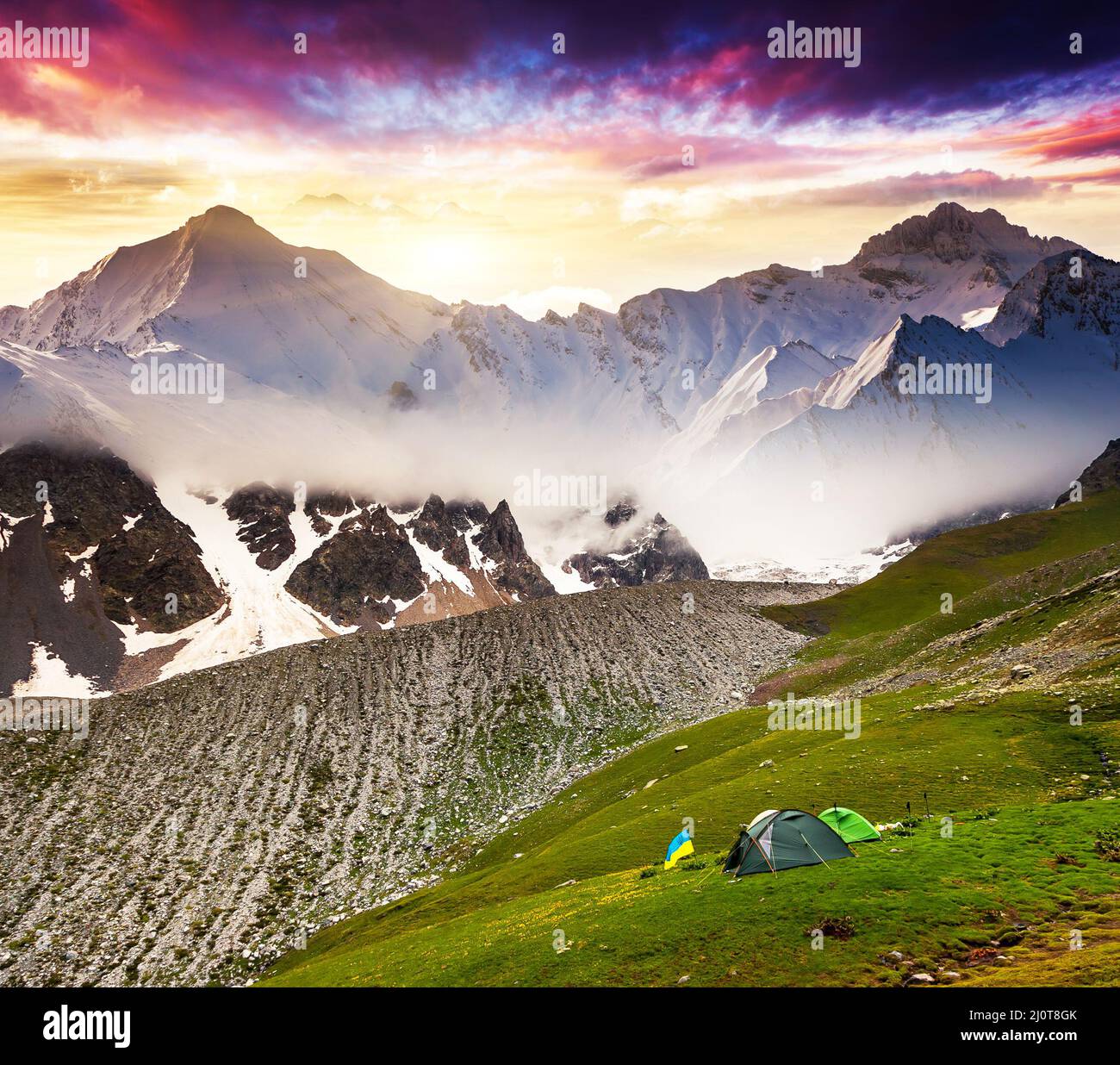 Majestätisch farbenprächtiger Sonnenuntergang in der Berglandschaft. Oberes Svaneti, Georgien, Europa. Kaukasus. Beauty-Welt. Stockfoto