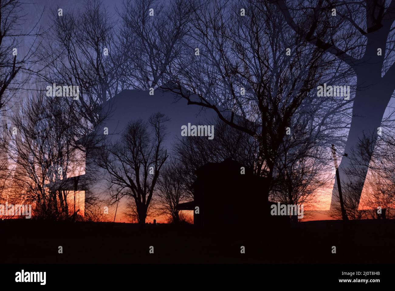 Doppelbelichtung eines verlassenen Bauernhauses im amerikanischen Mittleren Westen bei Sonnenuntergang Stockfoto