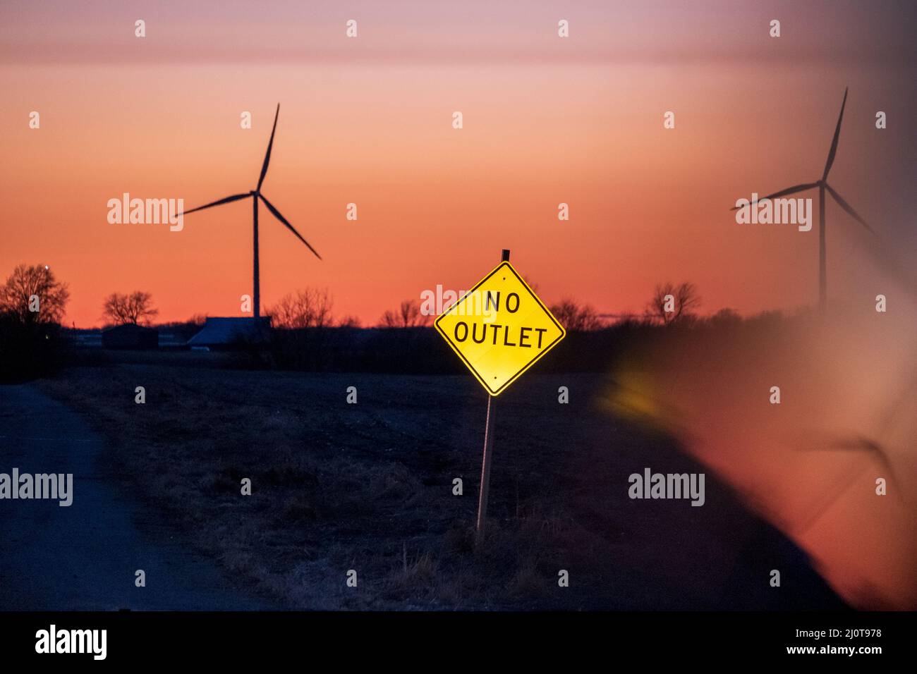 Windturbinen und ein „No Outlet“-Schild an einer Landstraße im amerikanischen Mittleren Westen Stockfoto