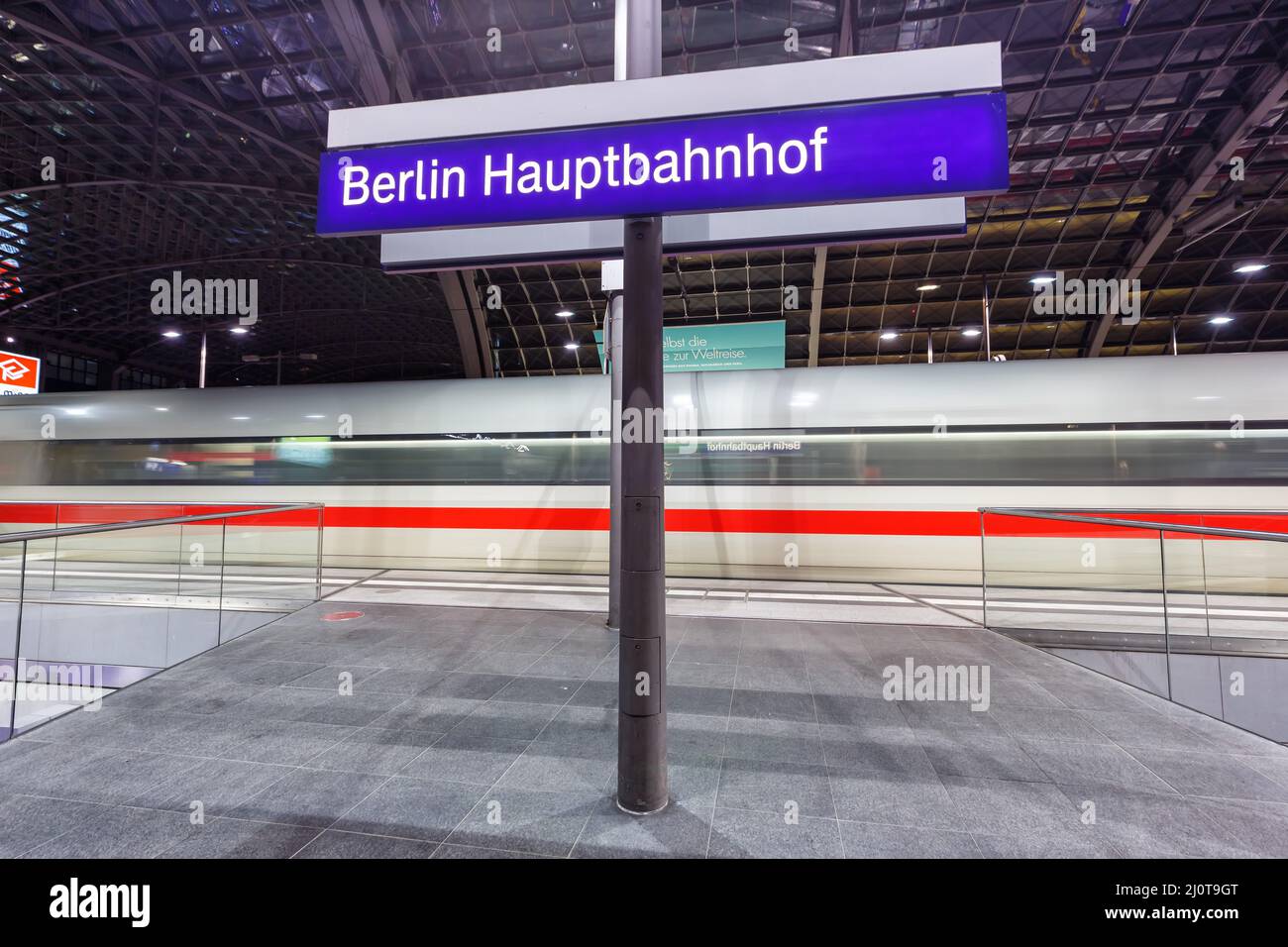 ICE-Zug in Berlin Hauptbahnhof Hbf Bahnhof in Deutschland Stockfoto