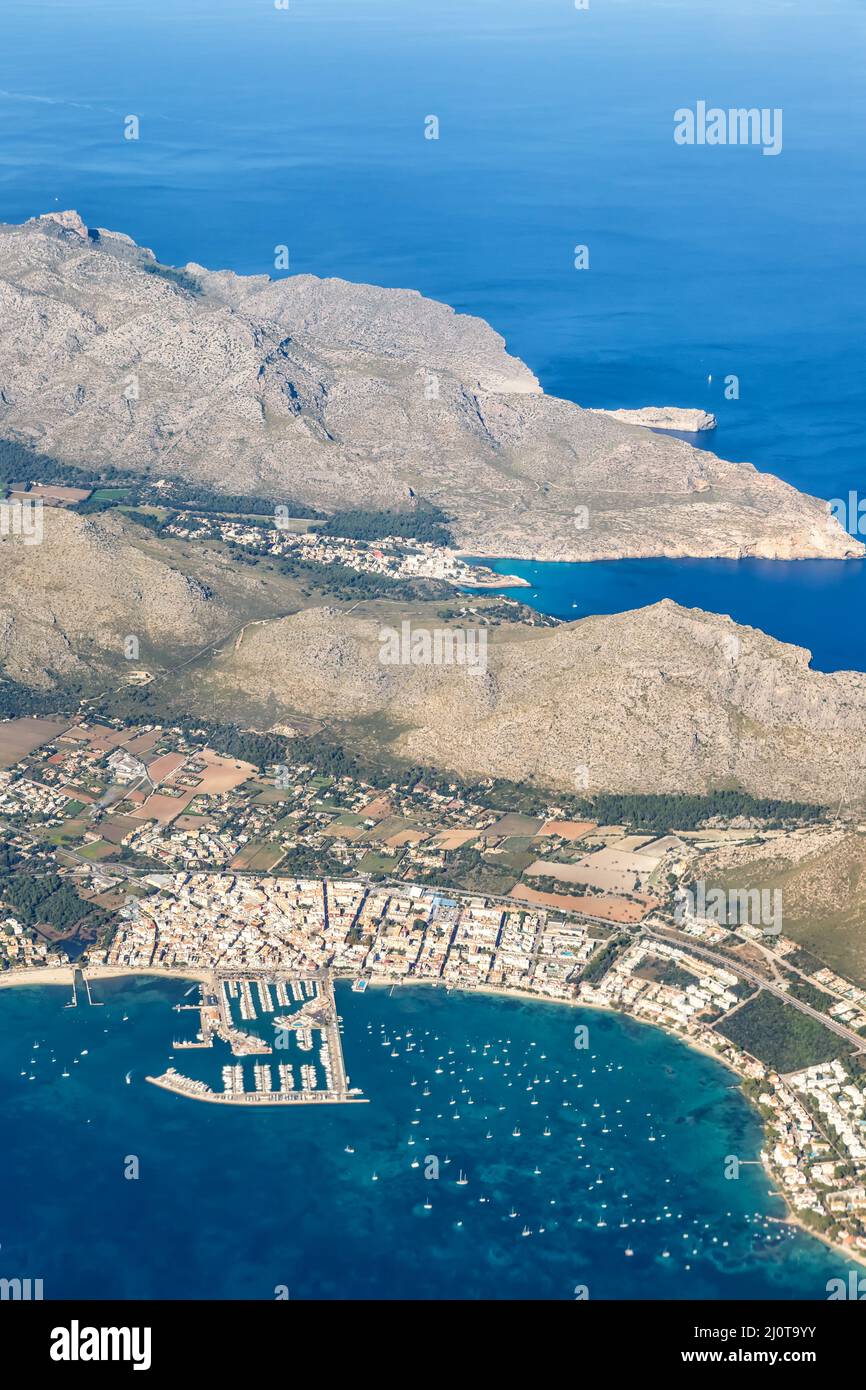 Port de Pollenca in Mallorca Marina Hafen mit Booten Urlaub Stadt Luftbild Porträt in Spanien Stockfoto