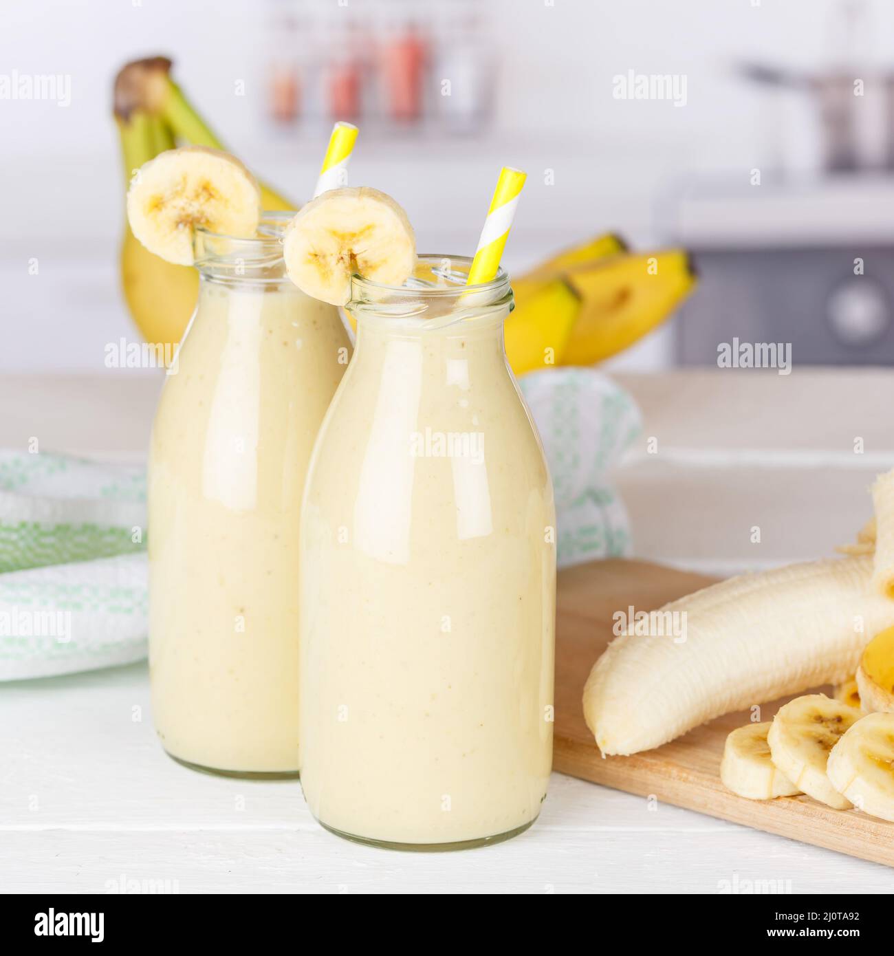 Banana Smoothie Fruchtsaft Getränk Saft in Flasche quadratisch Stockfoto