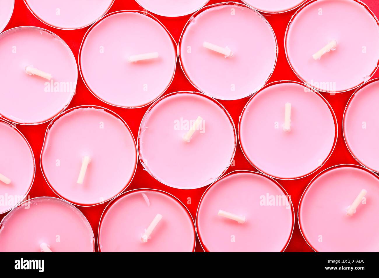 Flache Ansicht von rosa Wachs Teelicht Kerzen Stockfoto