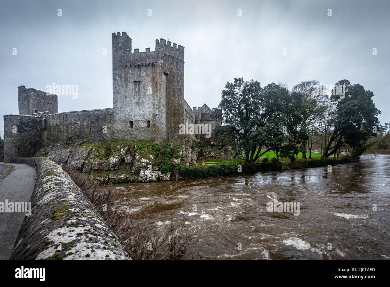 Dramatische Ansicht des alten, mittelalterlichen Cahir Castle von der anderen Seite des Flusses Suir in Cahir, County Tipperary, Irland. Stockfoto