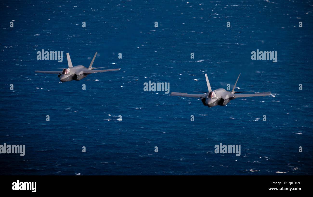 220122-N-HS181-1226 PHILIPPINISCHES MEER (JAN 22, 2022) zwei F-35C Lightning IIS, die den „Schwarzen Knights“ des Marine Fighter Attack Squadron (VMFA) 314 zugewiesen wurden, fliegen am 22. Januar 2022 über das philippinische Meer. Als Teil der US-Pazifikflotte führen Einheiten, die Carl Vinson und Abraham Lincoln Carrier Strike Groups, Essex und America Amphibious Ready Groups und Japan Maritime Self-Defense Force zugewiesen sind, Schulungen durch, um eine freie und offene Region im Indo-Pazifik zu erhalten und zu schützen. (USA Navy Foto von Mass Communication Specialist 2nd Klasse Haydn N. Smith) Stockfoto
