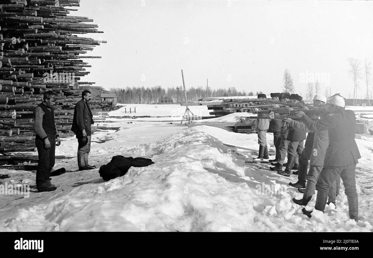 Zwei Mitglieder der Roten Garde vor einer Schussgruppe in Varkaus nach dem finnischen Bürgerkrieg 1918 Stockfoto