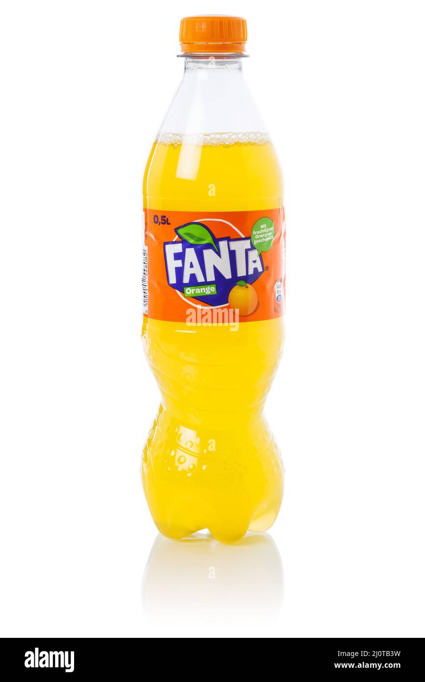 Limonade-Erfrischungsgetränk aus Fanta Orange in einer Plastikflasche, die vor weißem Hintergrund isoliert ist Stockfoto