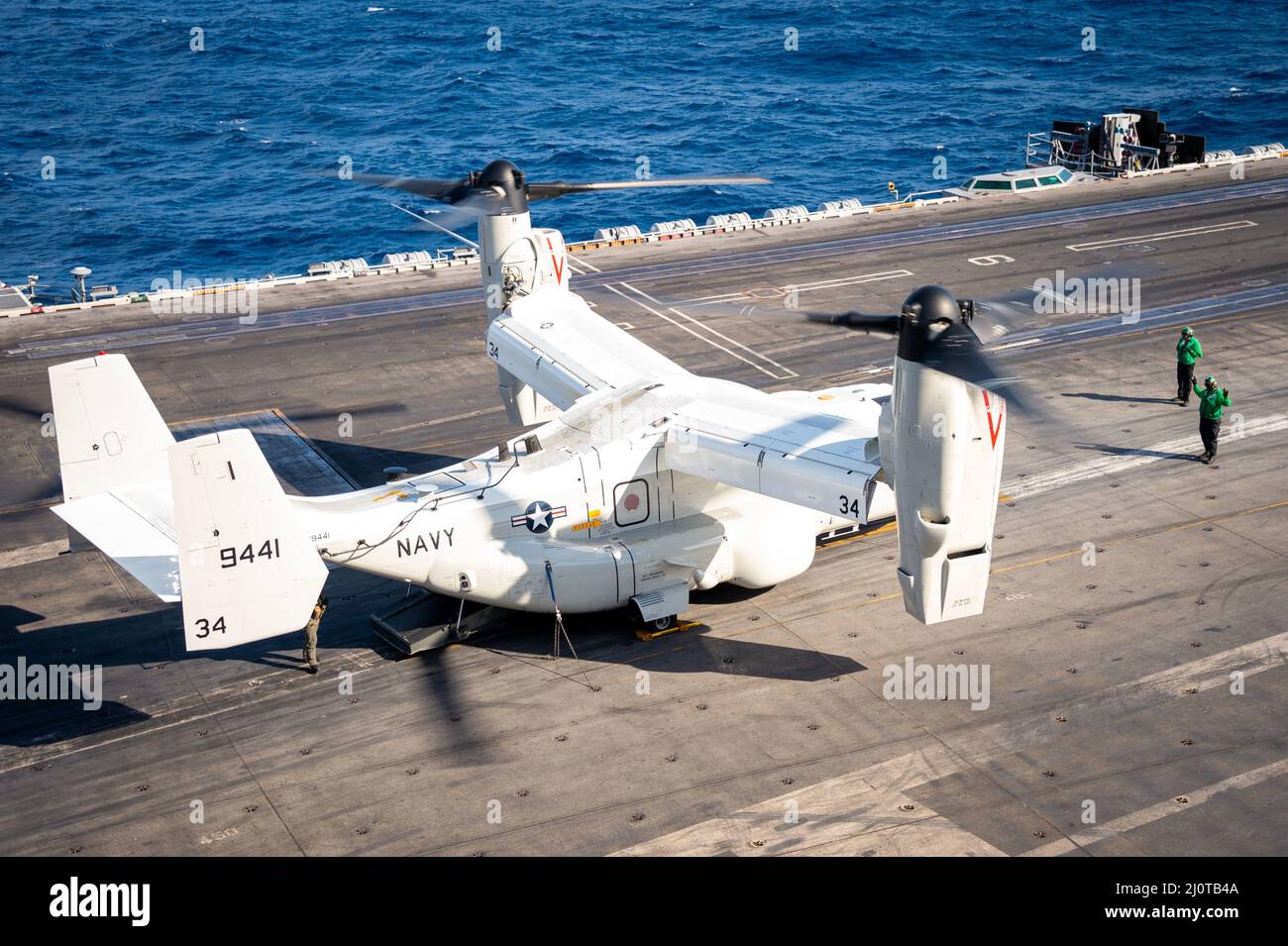 220122-N-EE352-1252 PHILIPPINISCHES MEER (JAN 22, 2022) Ein CMV-22B Osprey, der den „Titanen“ der Fleet Logistics Multi-Mission Squadron (VRM) 30 zugewiesen wurde, bereitet sich auf den Start des Flugdecks des Nimitz-Klasse-Flugzeugträgers USS Carl Vinson (CVN 70) am 22. Januar 2022 vor. Vinson, der als Teil der US-Pazifikflotte tätig ist, führt Schulungen durch, um eine freie und offene Region im Indo-Pazifik-Raum zu erhalten und zu schützen. (USA Navy Foto von Mass Communication Specialist Seaman Leon Vonguyen) Stockfoto