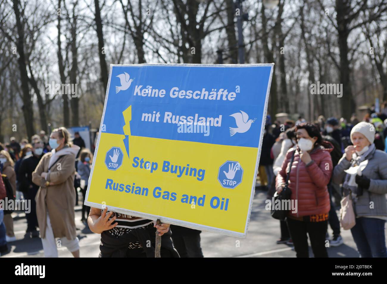 Berlin, Deutschland, 03/20/2022. Das Friedenskonzert am Brandenburger Tor zieht mehr als 15.000 Menschen an. Solidaritätskundgebung „Sound of Peace“ am Brandenburger Tor. Stockfoto