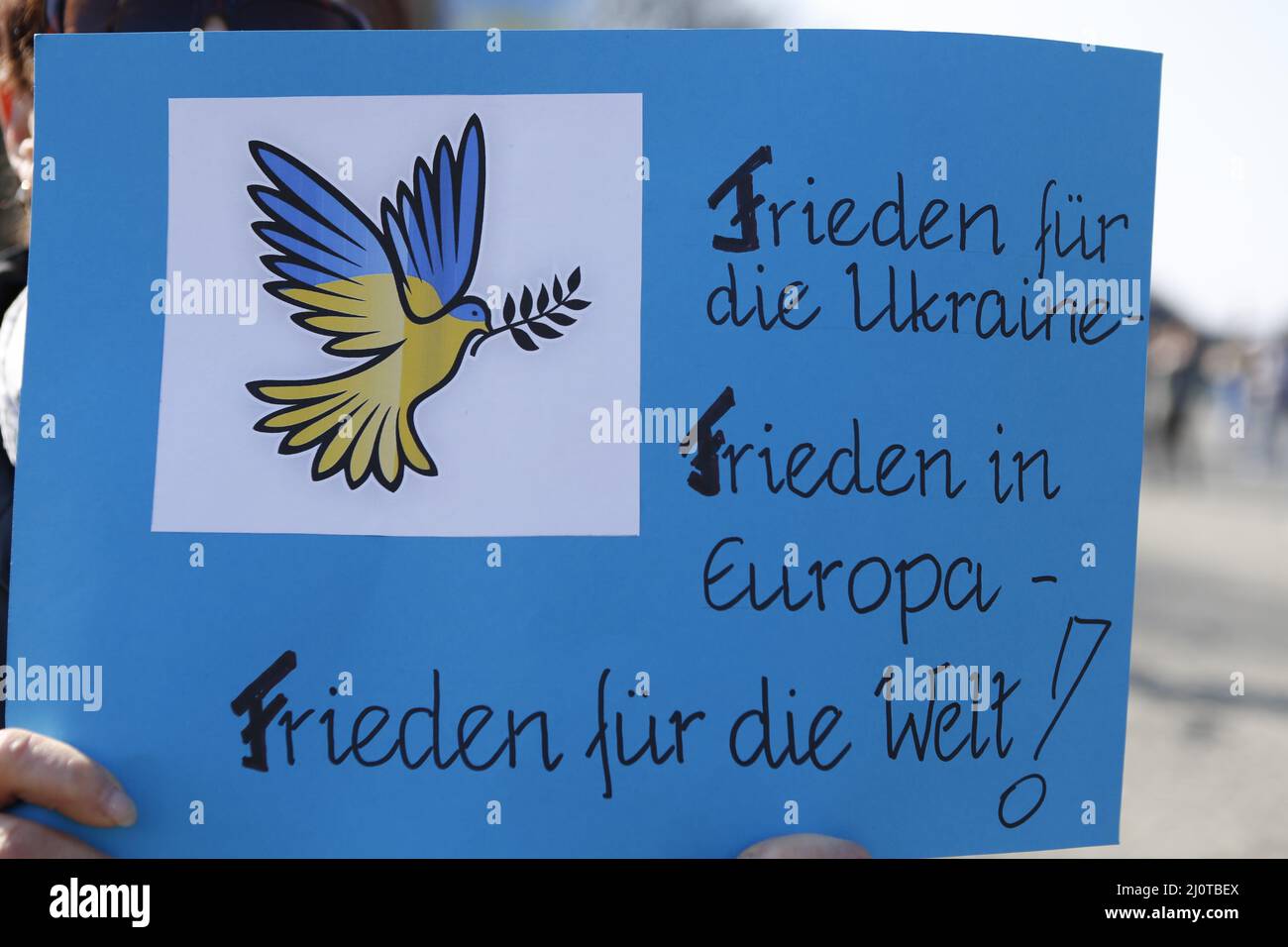 Berlin, Deutschland, 03/20/2022. Das Friedenskonzert am Brandenburger Tor zieht mehr als 15.000 Menschen an. Solidaritätskundgebung „Sound of Peace“ am Brandenburger Tor. Stockfoto