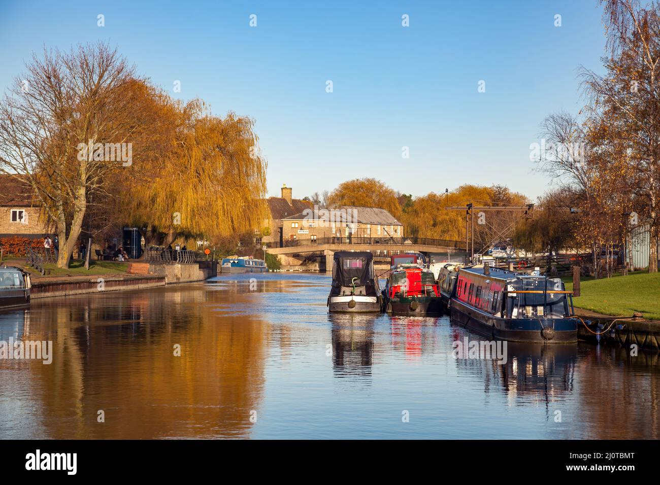 ELY, CAMBRIDGESHIRE, UK - NOVEMBER 23 : Blick entlang des Flusses Great Ouse bei Ely am 23. November 2012. Drei nicht identifizierte Personen Stockfoto