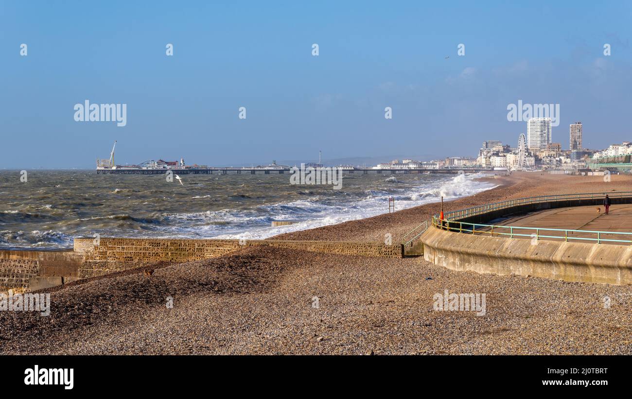 BRIGHTON, EAST SUSSEX, Großbritannien - JANUAR 27 : Blick entlang der Küste nach Brighton , East Sussex am 27. Januar 2013. Ein nicht identifiziertes pe Stockfoto