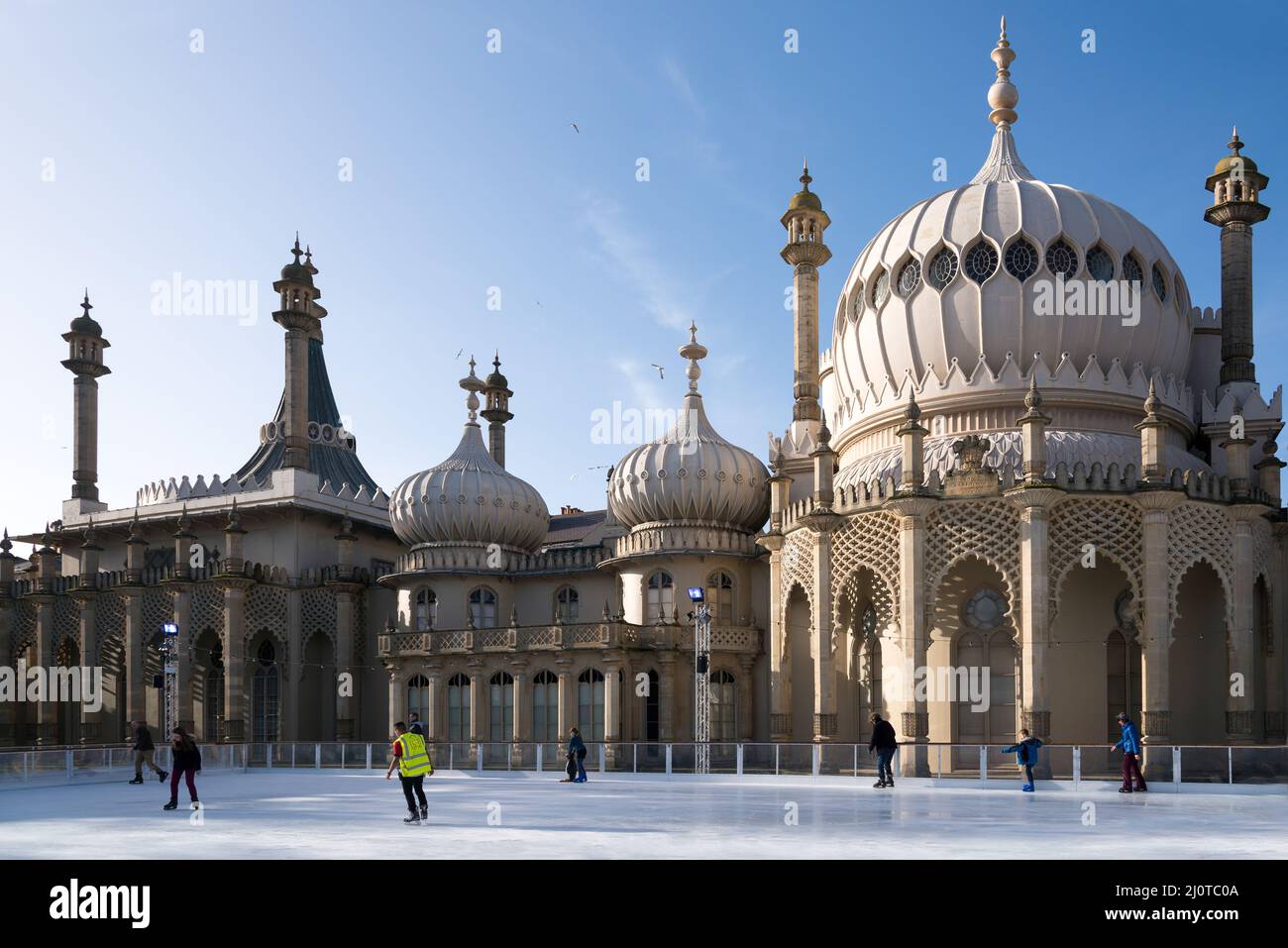 BRIGHTON, EAST SUSSEX, Großbritannien - 27. JANUAR: Eislaufen im Royal Pavilion in Brighton, East Sussex am 27. Januar 2013. Stockfoto