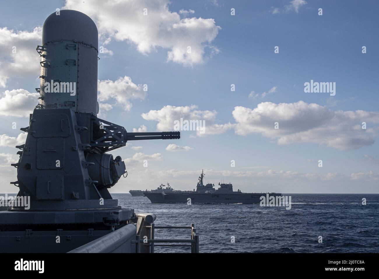 PHILIPPINISCHES MEER (Jan 22, 2022) das Schiff der japanischen Maritimen Selbstverteidigungskräfte JS Hyuga (DDH 181), vorne, und das amphibische Sturmschiff USS Essex (LHD 2) der Wasp-Klasse, dampfen in Formation mit dem vorwärts eingesetzten amphibischen Sturmschiff USS America (LHA 6). Essex und Amerika, die als Teil der US-Pazifikflotte tätig sind, führen zusammen mit JS Hyuga Schulungen zur Erhaltung und zum Schutz einer freien und offenen Region im Indo-Pazifik-Raum durch. (Foto: Mass Communication Specialist, 3rd-Klasse, Theodore Lee) Stockfoto