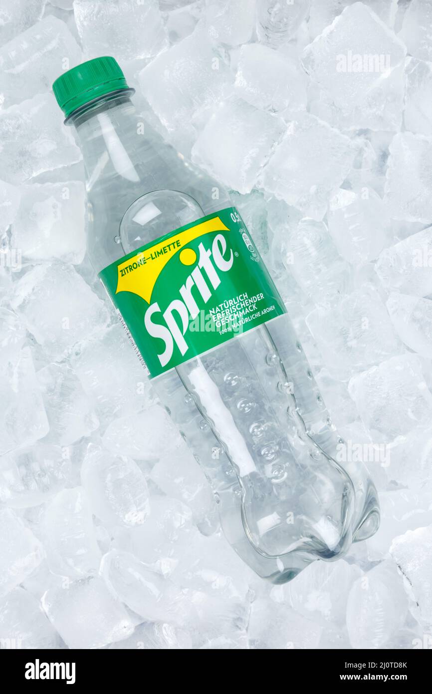 Sprite Limonade Erfrischungsgetränk in einer Plastikflasche auf Eiswürfeln im Hochformat Stockfoto