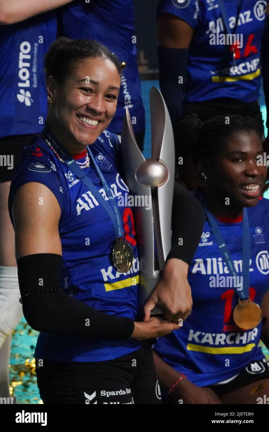 Wiesbaden, Deutschland. 20. März 2022. Simone Lee (10 Stuttgart) mit dem Pokal nach dem Damen-DVV-Pokal-Finalspiel 2021/2022 zwischen Allianz MTV Stuttgart und dem Dresdner SC in der Sporthalle am Platz der Deutschen Einheit in Wiesbaden. Norina Toenges/Sports Press Foto: SPP Sport Press Foto. /Alamy Live News Stockfoto