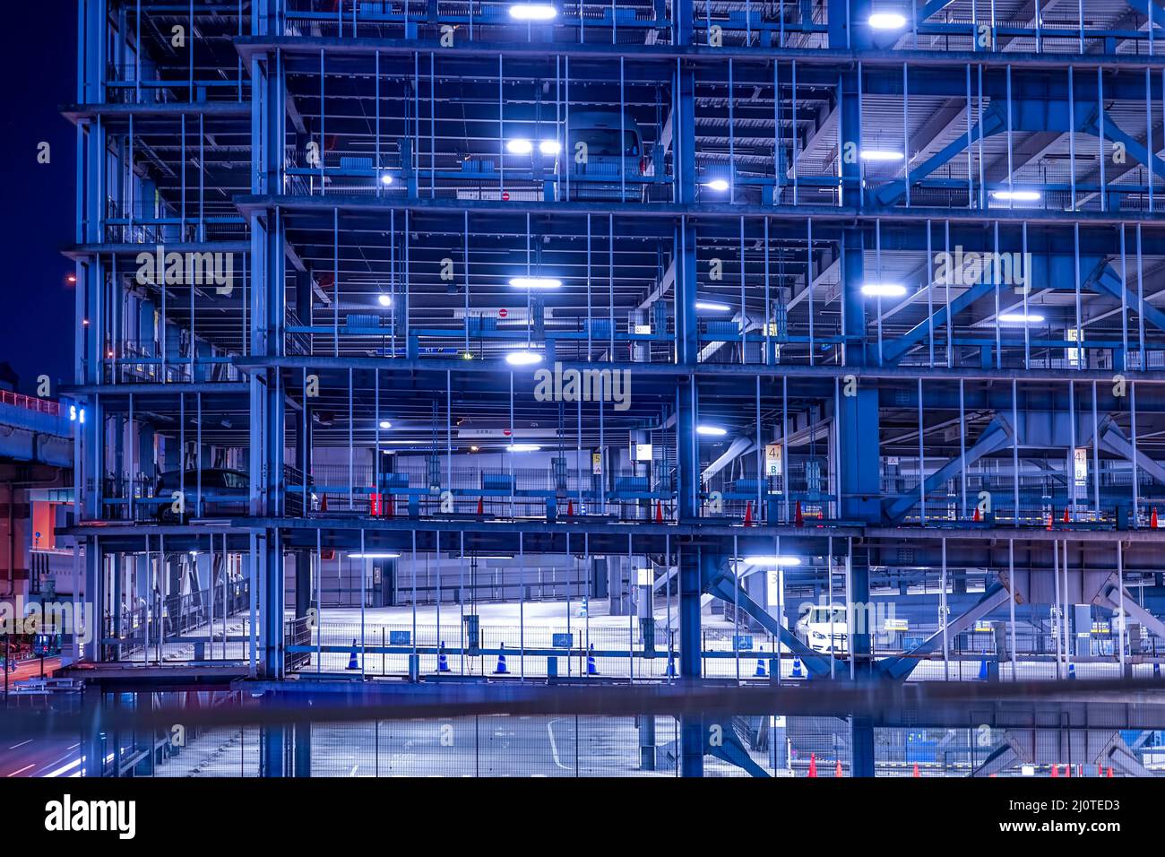 Bild der Nachtaufnahme eines dreidimensionalen Parkplatzes Stockfoto