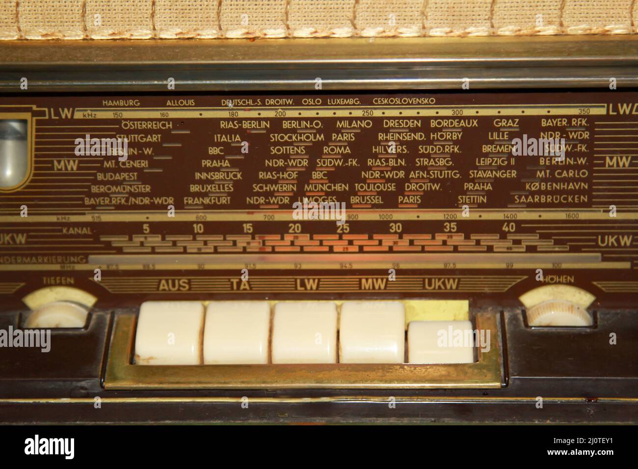 Ein alter Röhrenradio, UKW-Radioempfänger. Details eines Radios. Stockfoto