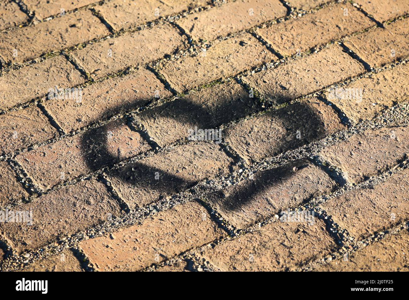 Ein Herz auf einer Ziegeloberfläche. Herzstruktur. Stockfoto