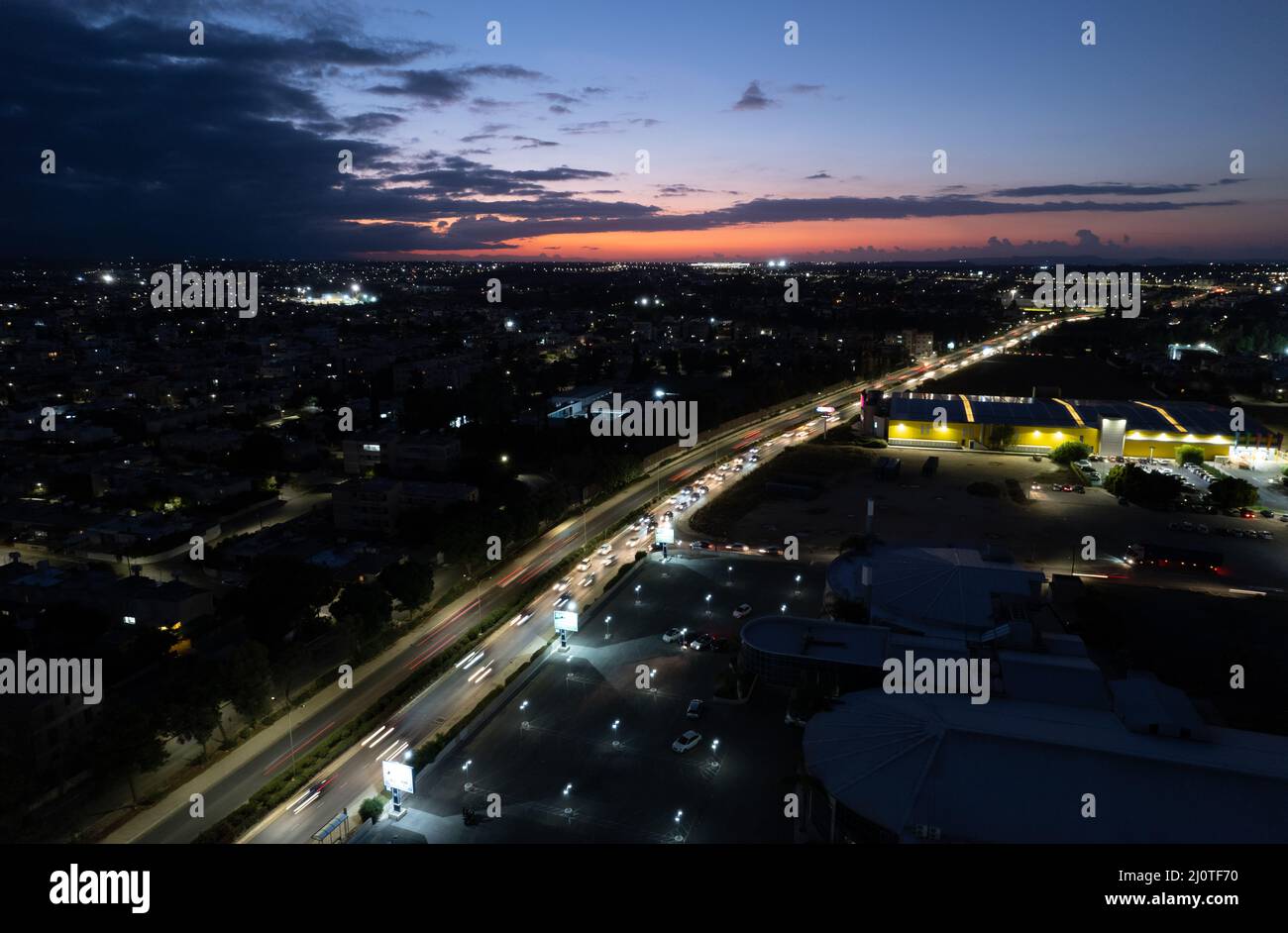 Luftdrohnenaufnahme des Stadtbildes von Nikosia in Zypern bei Sonnenuntergang. Stockfoto