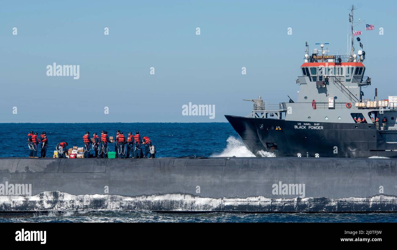 ATLANTISCHER OZEAN (Jan 24, 2022) Seeleute, die der Blauen Besatzung des U-Bootes USS Wyoming (SSBN 742) der Ohio-Klasse mit ballistischen Raketen zugeteilt wurden, bereiten sich auf einen Austausch von Kommando- und Besatzungen auf See vor. Dieser regelmäßig geplante Kommandoaustausch auf See zeigt die Kontinuität und operative Flexibilität unserer auf See basierenden nuklearen Abschreckungseinsätze und unserer zuverlässigen ballistischen U-Boot-Truppe. Die Effizienz des Austausches von Besatzungen auf See ermöglicht es den Seeleuten, sich mit ihren Familien wieder zu vereinen und bietet eine ready, widerstandsfähige U-Boot-Kraft. (USA Navy Foto von Mass Communication Specialist 2nd Klasse AA Stockfoto