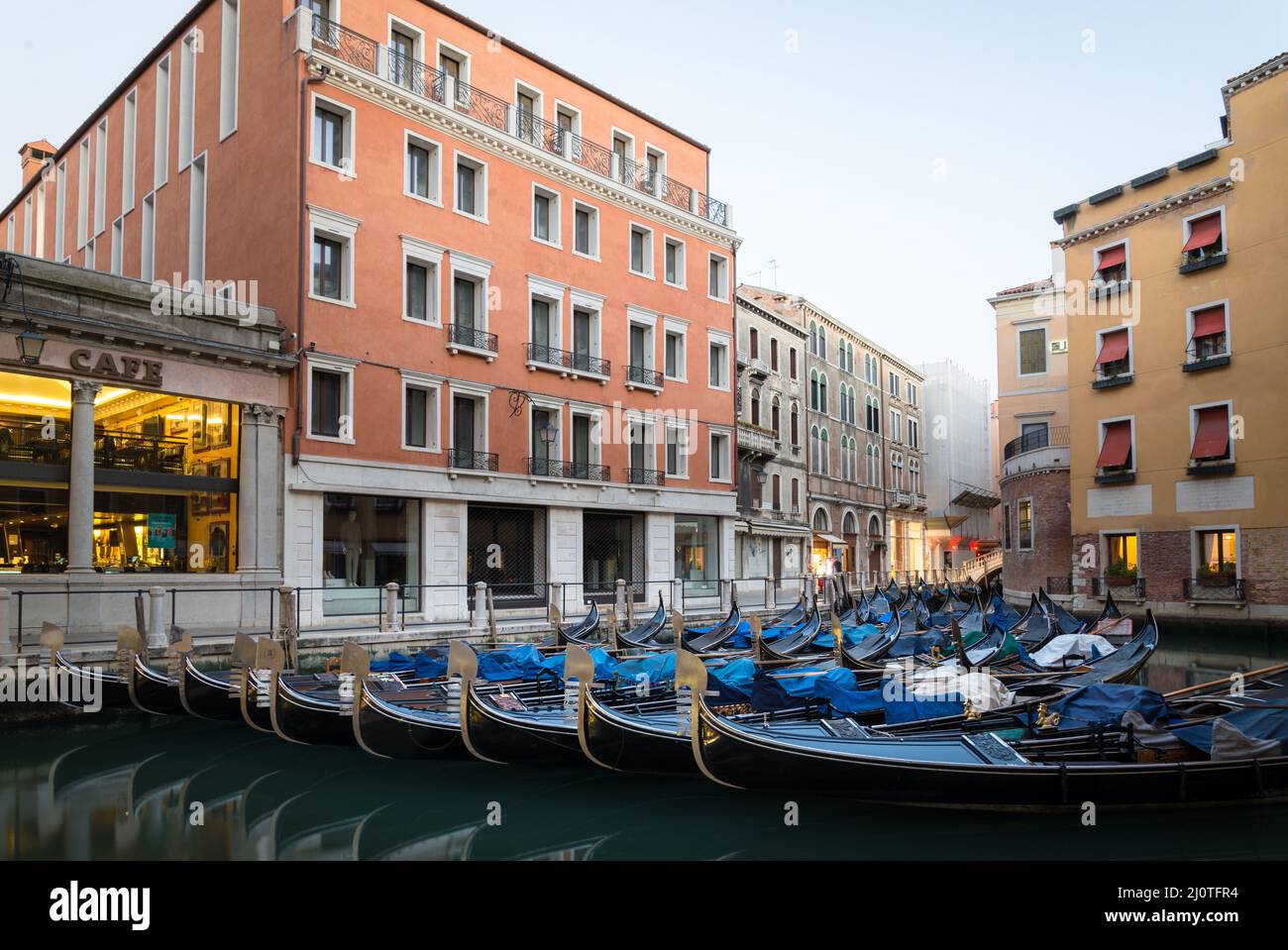 Venedig festgemacht Gondel auf einem Kanal Stockfoto