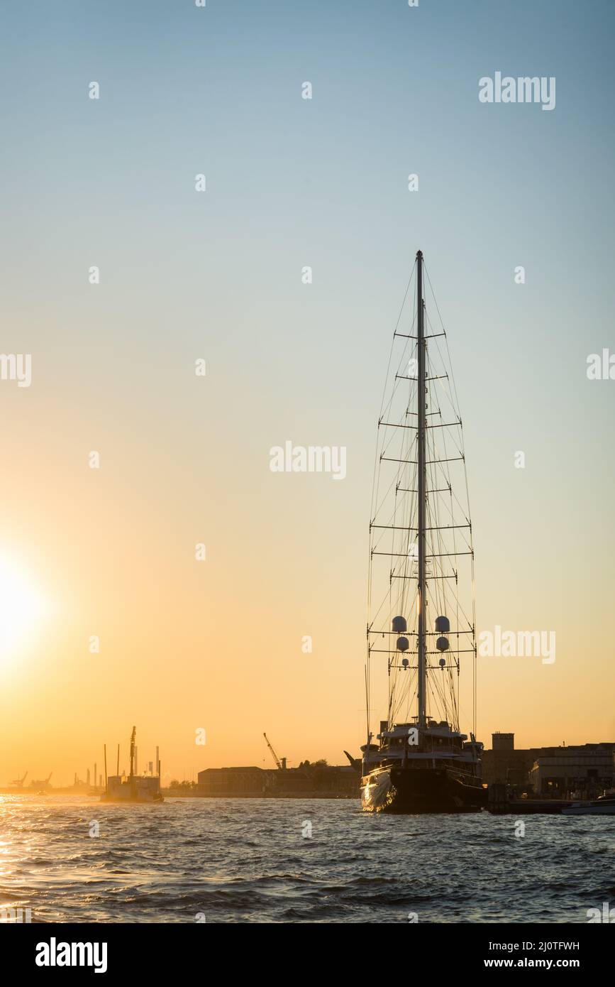 Das luxuriöse Segelyacht-Boot dockte im Hafen von Venedig, Italien, mit anderen Kreuzfahrtschiffen und der venezianischen Skyline auf dem Giudecca Canal o an Stockfoto