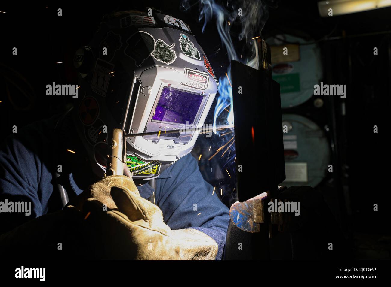 SÜDCHINESISCHES MEER (JAN 25, 2022) Hull Technician Fireman William Pettigrew aus Midland, N.C., übt an Bord des Flugzeugträgers USS Abraham Lincoln (CVN 72) Vertikalschweißen aus. Carl Vinson und Abraham Lincoln Carrier Strike Groups führen duale Carrier-Operationen durch, um die Interoperabilität der Joint Force zu verbessern und gleichzeitig unser Engagement für einen freien und offenen Indo-Pazifik-Raum zu demonstrieren. Die US-Indo-Pacific Command Joint Force sucht routinemäßig nach Möglichkeiten, um Frieden und Stabilität für alle Nationen zu unterstützen. (USA Navy Foto von Mass Communication Specialist 3. Class Javier Reyes) Stockfoto