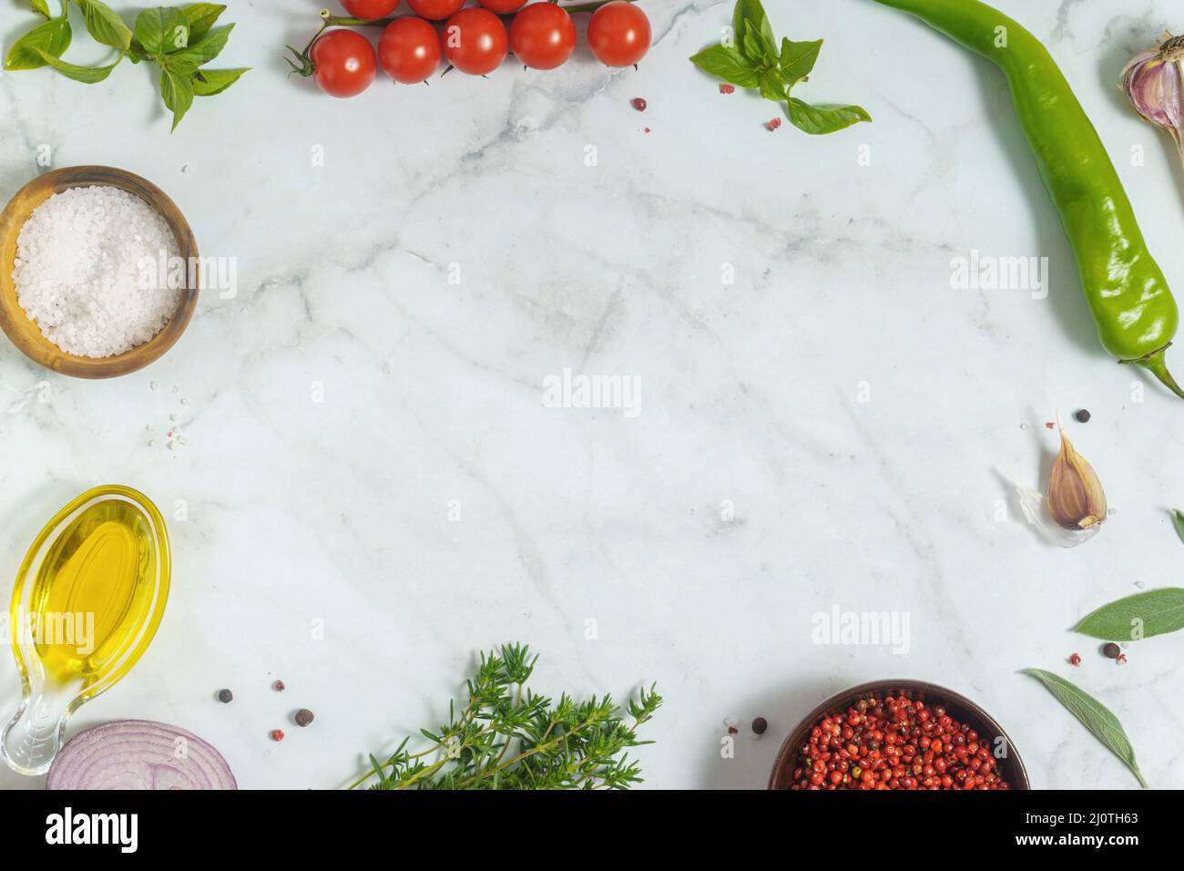 Verschiedene Zutaten zum Kochen als Rahmen mit Öl, Gemüse, Gewürzen und Kräutern Stockfoto
