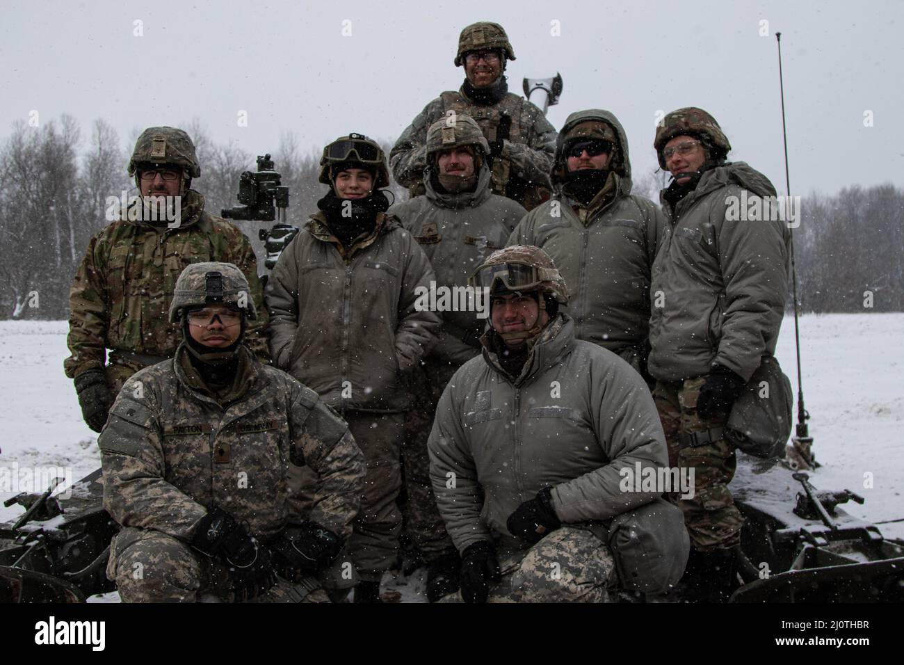 Charlie Battery, 120th Field Artillery Regiment, 32nd Infantry Brigade Combat Team, Wisconsin National Guard, reagierte auf ein simuliertes chemisches Reaktionsereignis in Camp Greyling, mich, 25. Januar 2022. Die Veranstaltung fand im Rahmen des Northern Strike 22-1 („Winterstreiks“) statt, einer vom National Guard Bureau gesponserten Übung, die am 21-30. Januar mit Teilnehmern aus mehreren US-Bundesstaaten und Partnerstreitkräften im Camp Greyling Joint Maneuver Training Center und im Alpena Combat Readiness Training Center, Michigan, stattfand. Die zusammen das National All-Domain Warfighting Center (NADWC) (USA Armee Nationalgarde Foto von Stockfoto