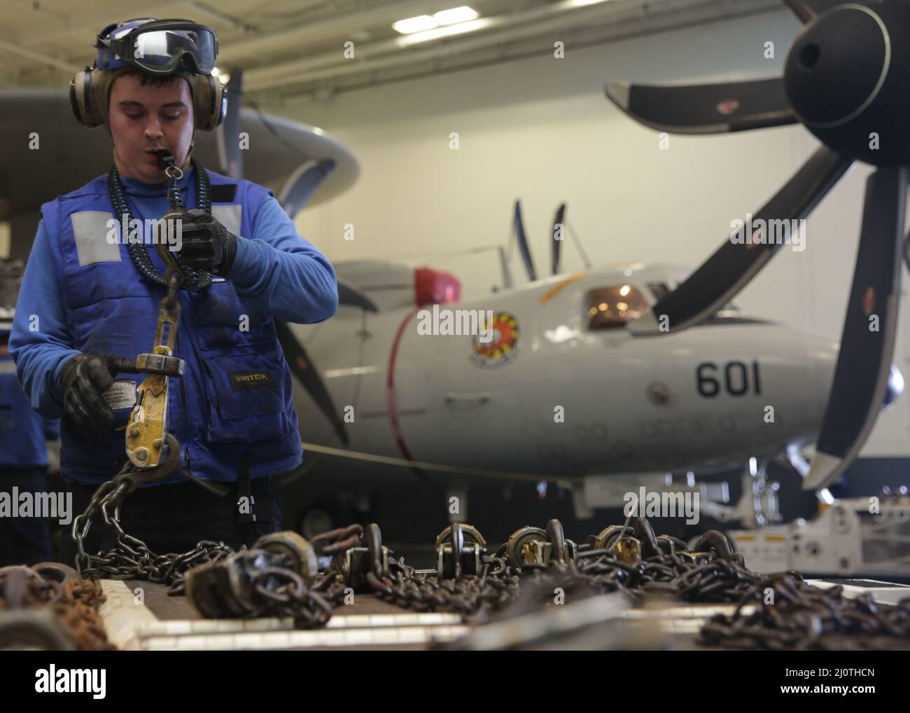 SÜDCHINESISCHES MEER (JAN 26, 2022) Airman Bryan Strelete aus McConnellsburg, Penn., bereitet eigene Ketten vor dem Transport eines E-2D Hawkeye, der den „Wallbangern“ von Carrier Airborne Early Warning Squadron (VAW) 117 zugewiesen wurde, in der Hangarbucht an Bord des Flugzeugträgers USS Abraham Lincoln (CVN 72) der Nimitz-Klasse. Carl Vinson und Abraham Lincoln Carrier Strike Groups führen duale Carrier-Operationen durch, um die Interoperabilität der Joint Force zu verbessern und gleichzeitig unser Engagement für einen freien und offenen Indo-Pazifik-Raum zu demonstrieren. Die US-Indo-Pacific Command Joint Force sucht routinemäßig nach Möglichkeiten, in su zu operieren Stockfoto