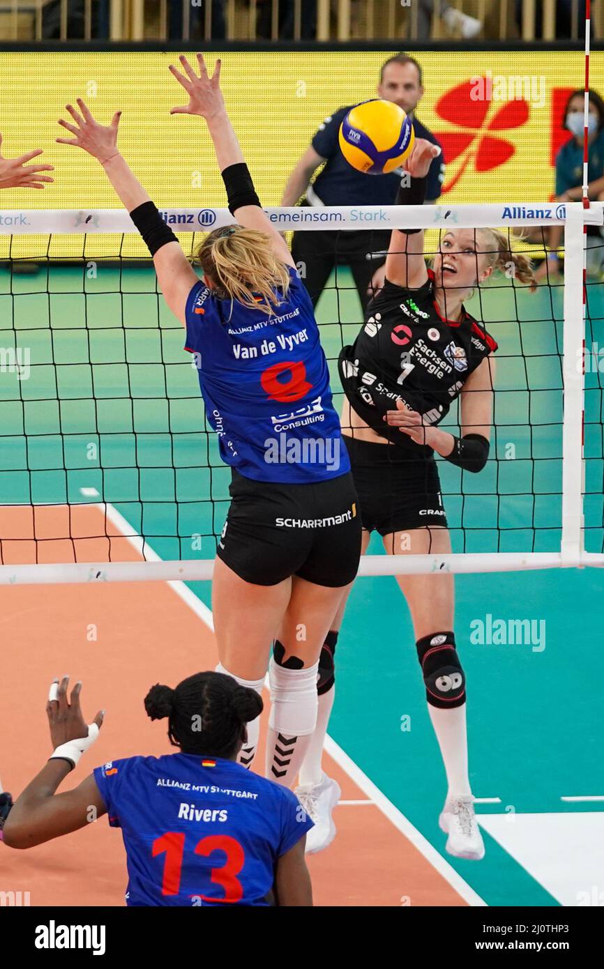 Wiesbaden, Deutschland. 20. März 2022. Linda Bock (1 Dresden) attackiert während des Damen-DVV-Pokal-Finalmatches 2021/2022 zwischen Allianz MTV Stuttgart und dem Dresdner SC in der Sporthalle am Platz der Deutschen Einheit in Wiesbaden. Norina Toenges/Sports Press Foto: SPP Sport Press Foto. /Alamy Live News Stockfoto