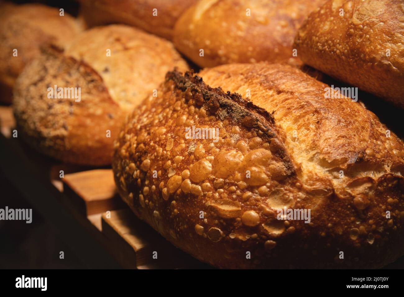 Frisch gebackene heiße Laibe knusprig hausgemachtes Brot aus nächster Nähe. Gesunde Lebensmittel und richtige Ernährung Stockfoto