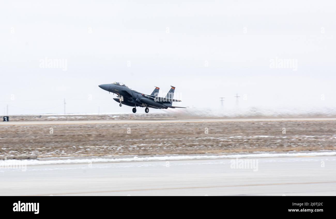 Ein F-15E Strike Eagle der US Air Force vom 366th Fighter Wing hebt während des Multi-Capable Airman (MCA) Trainings auf dem Mountain Home Air Force Base, Idaho, am 25. Januar 2022, auf der AFB Mountain Home ab. Der MCA-Kurs schult die Luftwaffe zur Unterstützung von ACE-Operationen (Agile Combat Employment). (USA Foto der Luftwaffe von Staff Sgt. Joshua Hoskins) Stockfoto