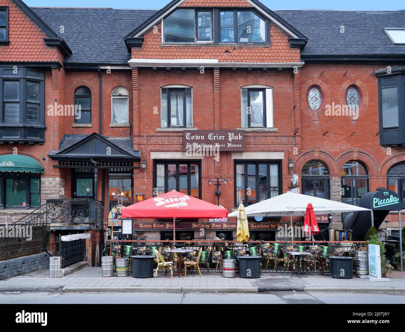 Eine Straße in der Innenstadt von Toronto, in der große alte Häuser aus dem Jahr 1889 in Pubs und Restaurants umgewandelt wurden Stockfoto