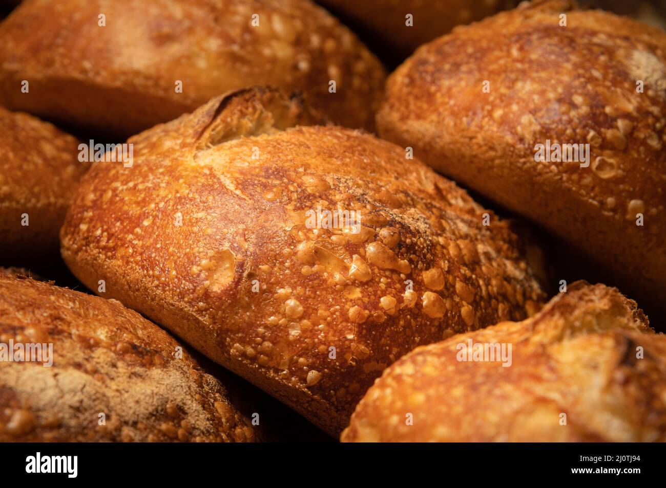 Frisch gebackene heiße Laibe knusprig hausgemachtes Brot aus nächster Nähe. Gesunde Lebensmittel und richtige Ernährung Stockfoto