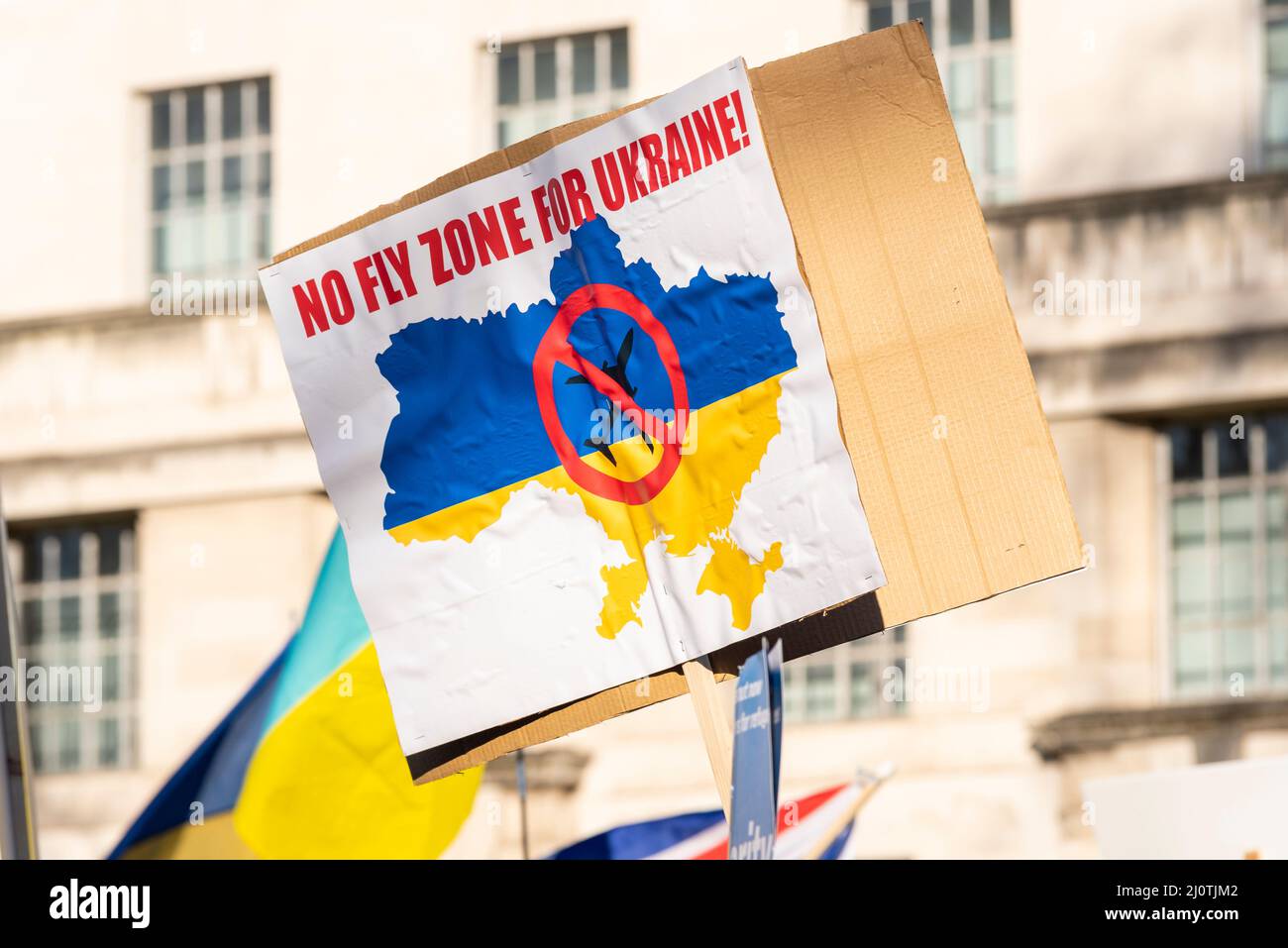 Protest zur Unterstützung der Ukraine nach dem Einmarsch Russlands in das Land. Plakat, auf dem die NATO-Flugverbotszone gefordert wird Stockfoto
