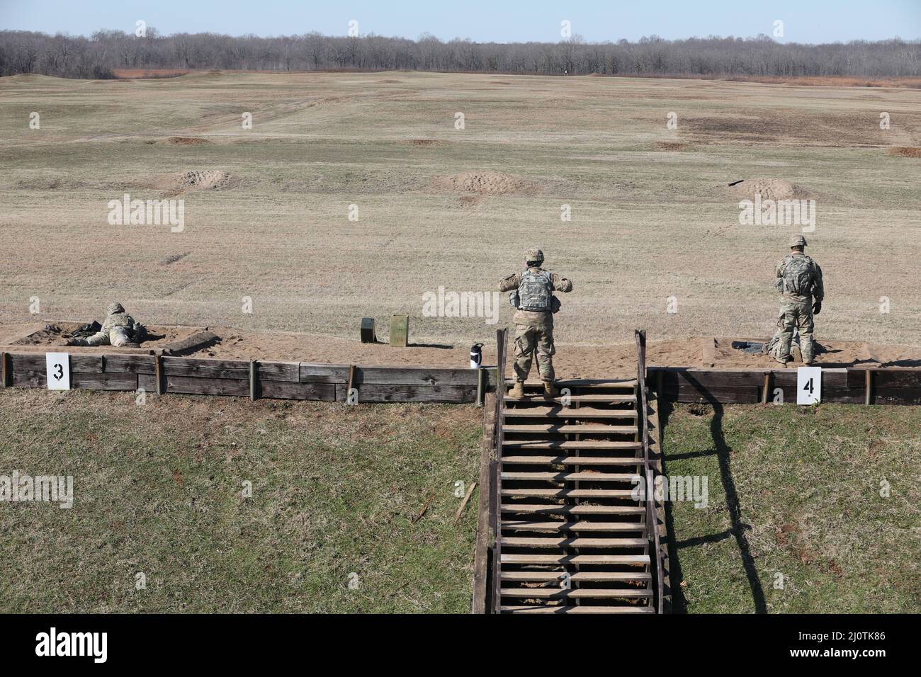 Soldaten des Hauptquartiers und des Hauptquartiers Bataillons, 101. Airborne Division (Air Assault), qualifizieren sich am M240. Und M249. Januar 25 in Fort Campbell, Ky. Die Fähigkeit zu Waffen ist ein wichtiger Bestandteil der Aufrechterhaltung der Einsatzbereitschaft und einer der grundlegenden Fähigkeiten des Air Assault Big 6, die Gladiatoren immer aufrechterhalten und übertreffen. Stockfoto