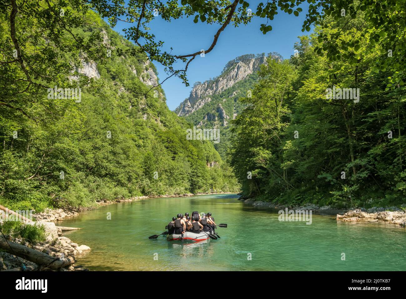 Gruppe von nicht identifizierten Touristen auf einem Raftingboot auf dem Fluss Tara in Montenegro Stockfoto
