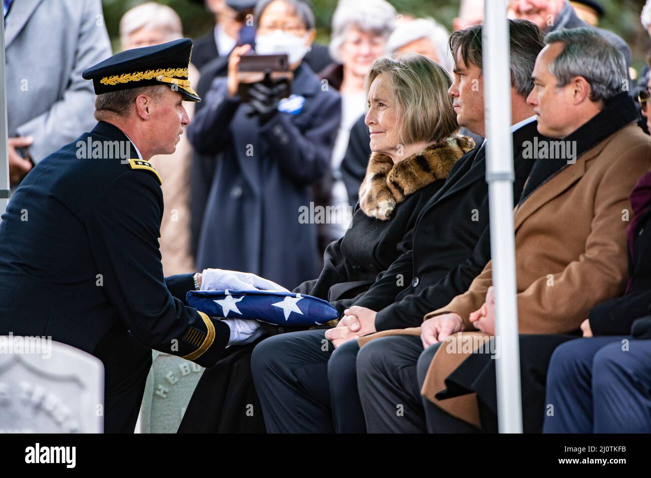 Der stellvertretende Stabschef der US-Armee, General Joseph Martin, überreicht Mary Meigs die US-Flagge nach einer militärischen Beerdigung mit Begräbnisbegleitung für Meigs Ehemann, Gen. der US-Armee, Montgomery Meigs, in Abschnitt 1 des Arlington National Cemetery, Arlington, Virginia, 25. Januar 2022. Meigs war von 1998 bis 2002 Leiter der US Army Europe und der Siebten Armee, wo er die NATO-Friedenstruppe in Bosnien befehligte. 1967 absolvierte er die US-Militärakademie und leitete eine gepanzerte Kavallerieeinheit in Vietnam sowie die Panzerdivision 1. im Persischen Golfkrieg. Meigs wurde nach seinem Großen benannt Stockfoto