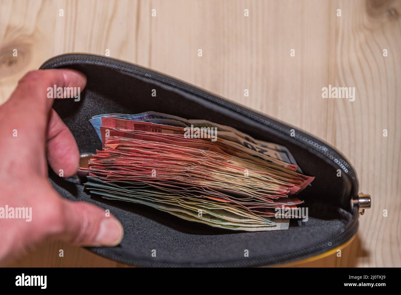 Euro-Papiergeld in der Brieftasche - Bargeld, Vermögenswerte und Eigenkapital Stockfoto