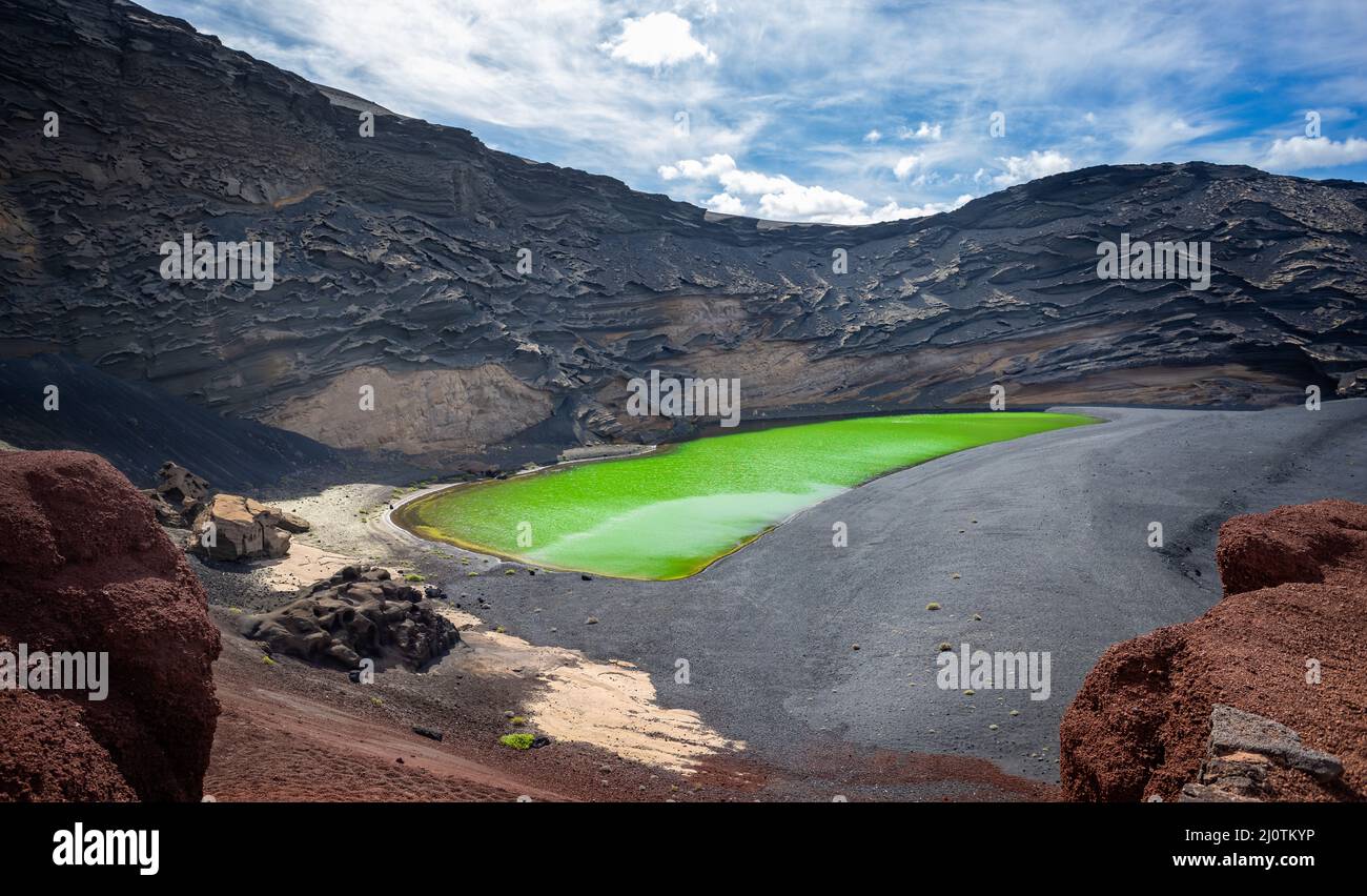 Smaragdgrüne Lagune - ein vulkanisches Merkmal in El Golfo, Lanzarote, Spanien am 9. März 2022 Stockfoto