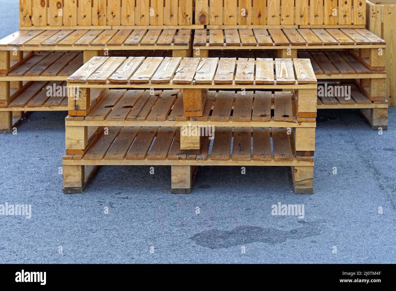 Outdoor-Möbel aus recycelten Cargo-Paletten verwenden Material Stockfoto