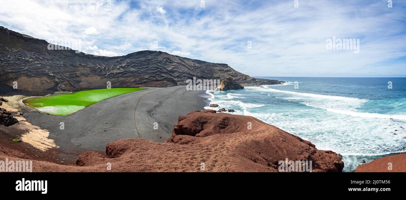 Panoramablick auf die smaragdgrüne Lagune und das Meer - ein vulkanisches Merkmal in El Golfo, Lanzarote, Spanien am 9. März 2022 Stockfoto
