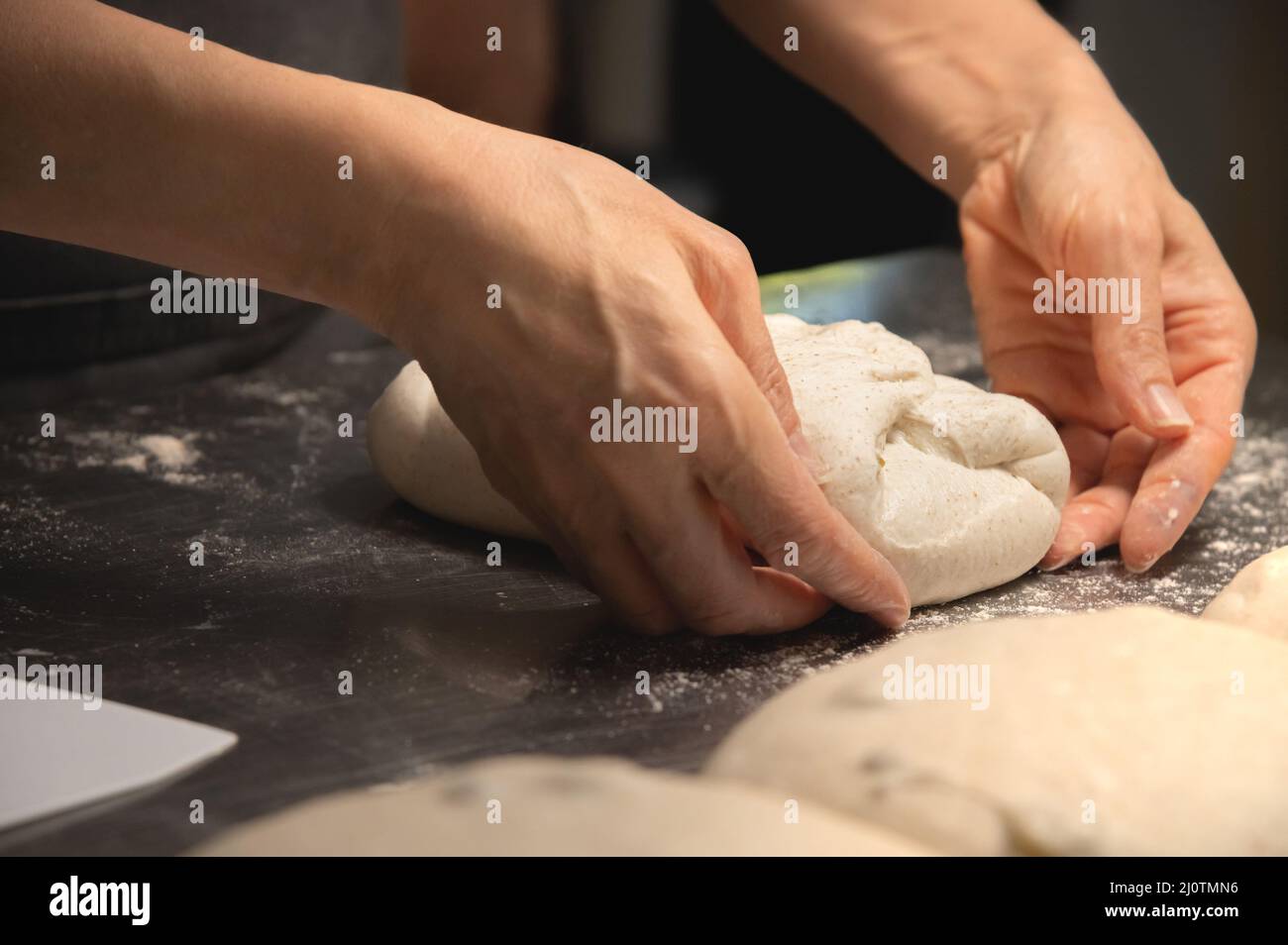 Bäcker aus der Nähe, Brotbacken, weibliche Hände, Teig kneten, kochen Stockfoto