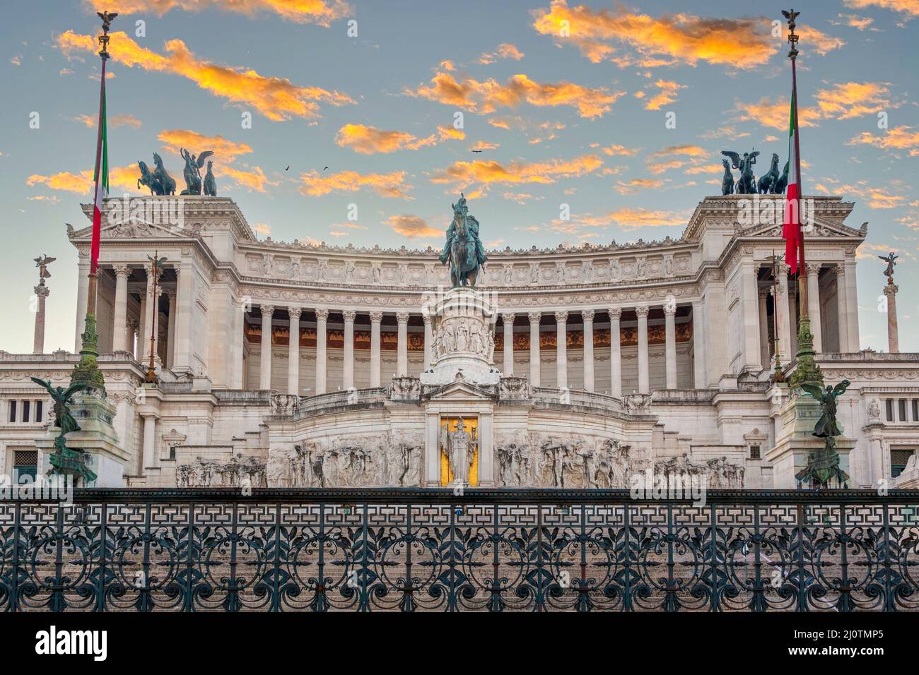 Das Nationaldenkmal Viktor Emmanuel II. Oder Altare della Patria, ein berühmtes Denkmal in Rom, Italien, das den ersten König eines Vereinigten Italiens ehrt. Stockfoto