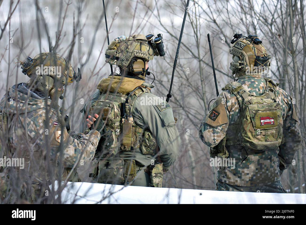 Militärangehöriger der lettischen Streitkräfte arbeiten Seite an Seite mit Soldaten der US-Armee, die dem Bataillon 1st, dem Artillerieregiment 120th und der Wisconsin Army National Guard zugewiesen sind, während sie während des Northern Strike 22-1 („Winterstreiks“) im National All-Domain Warfighting Center, Grayling, Michigan, 27. Januar, 2022. „Winterstreik“, die Winteriteration des Northern Strike Übungsprogramms, findet im National All-Domain Warfighting Center von Northern Michigan statt. Der NADWC dient als perfekter Ort für Einheiten in der gesamten Abteilung für Def Stockfoto