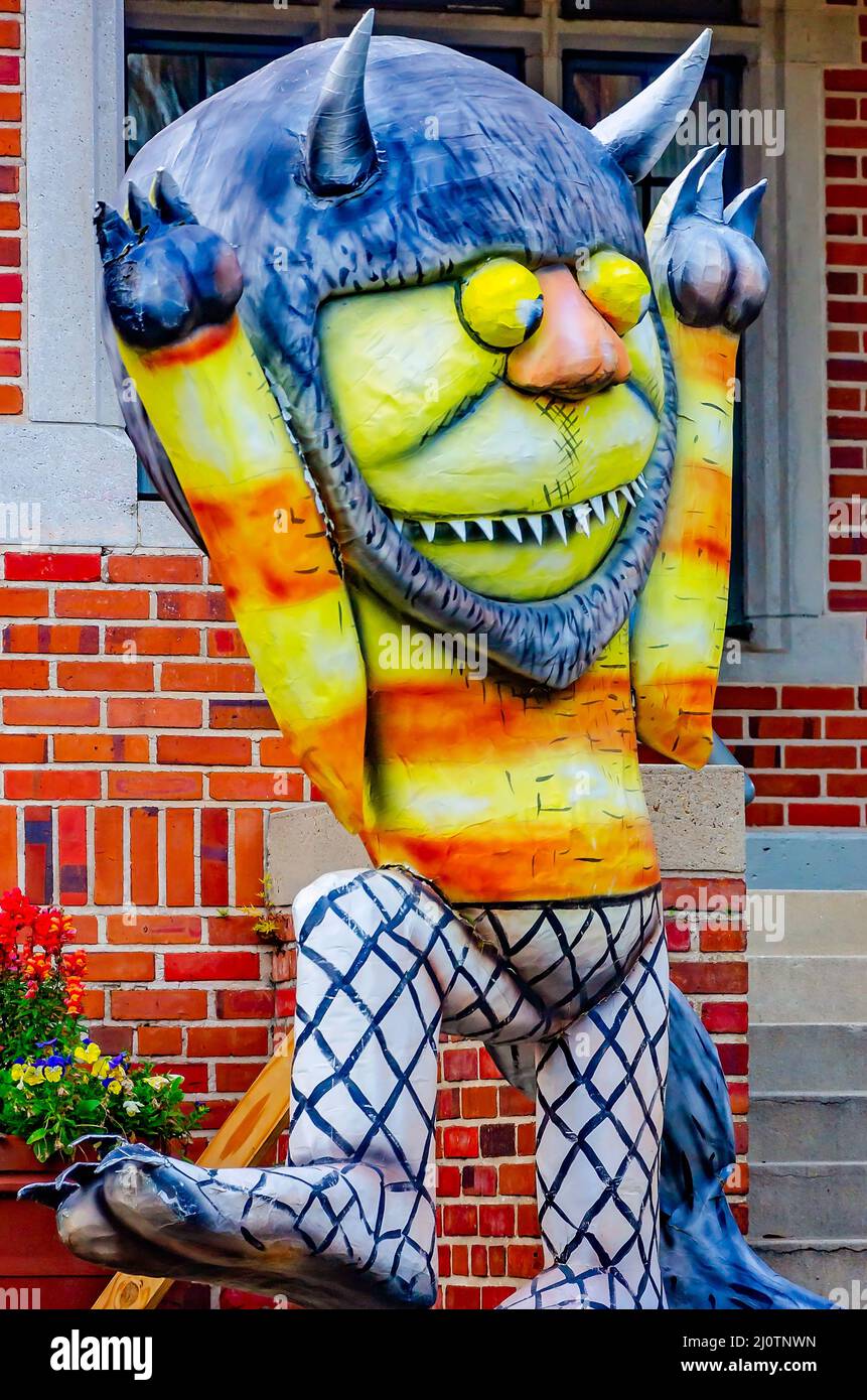 Ein Monster aus dem Kinderbuch „Where the Wild Things Are“ ist Teil der Mardi Gras Decorations einer lokalen Werbeagentur in Mobile, Alabama. Stockfoto